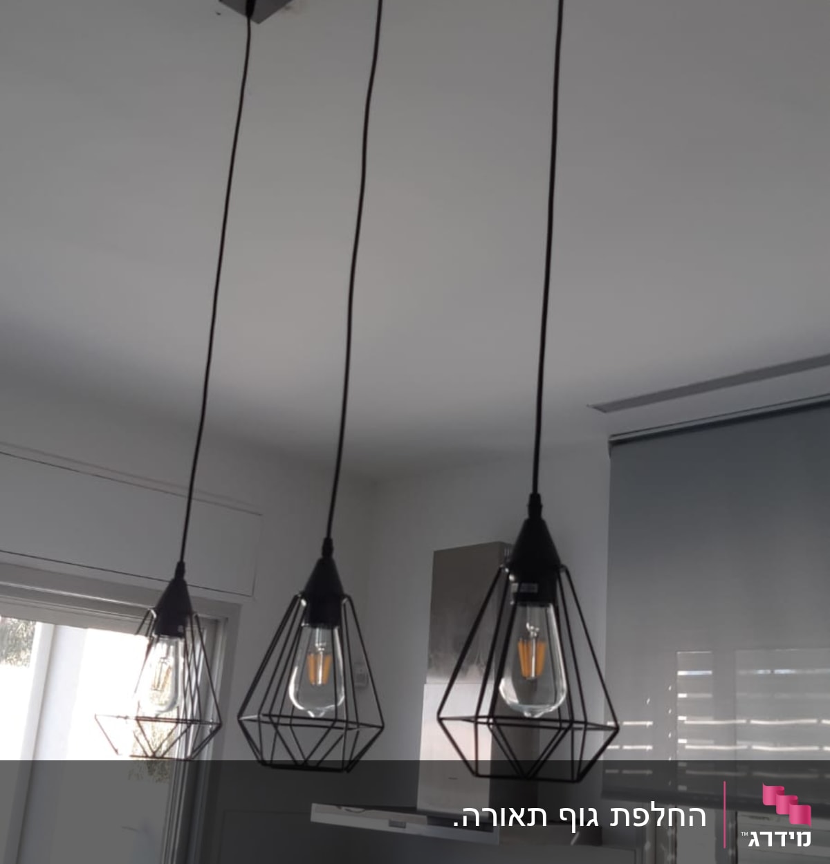 שלושה גופי תאורה תלויים עם נורות חשמליות